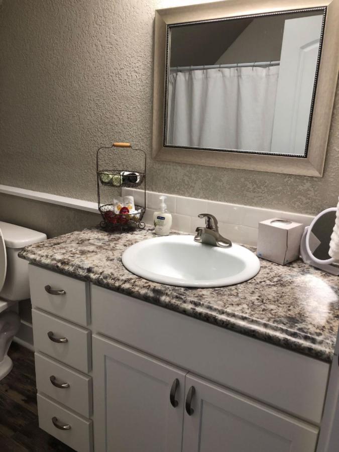 Spacious Rustic Downtown Market St 1 Bedroom Apt, Sleeps Up To 5, Steps To Honeywell & Eagles Theatre Wabash Dış mekan fotoğraf
